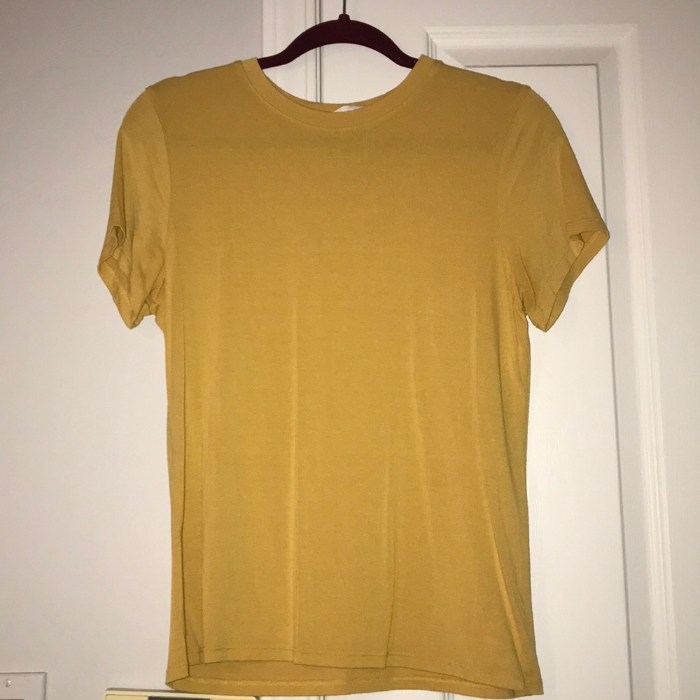 Cute yellow shirt!